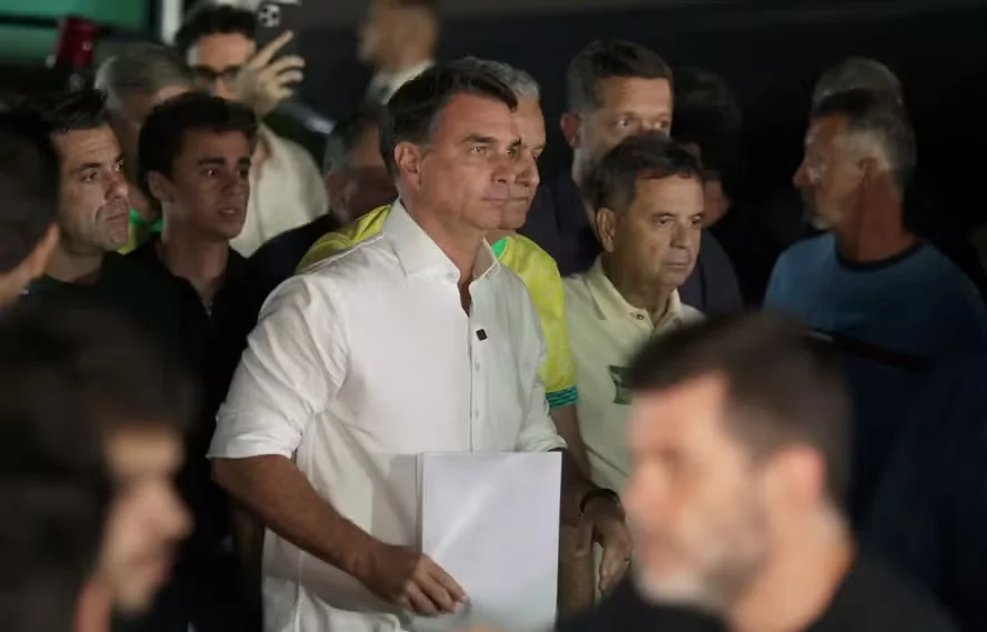 Possível saída de Flávio Bolsonaro do Brasil é investigada pela PF