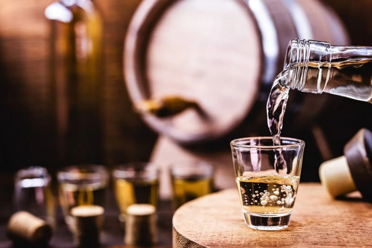 Pai e filho são condenados por vender cachaça adulterada com combustível em MG
