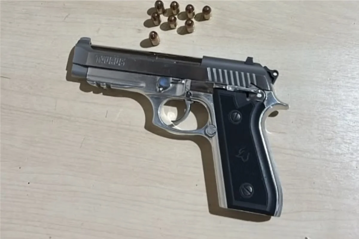 Mulher denuncia ameaça de morte e PM apreende pistola e 18 munições em MG