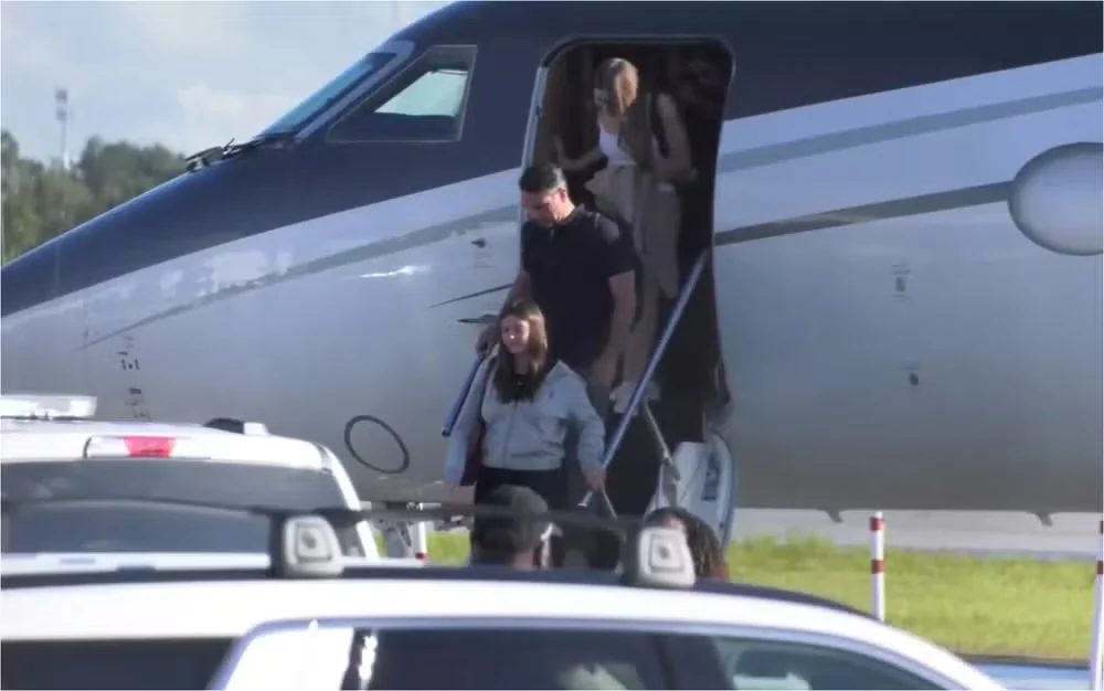 Flávio Bolsonaro chega a Miami com a família após viagem em jatinho particular