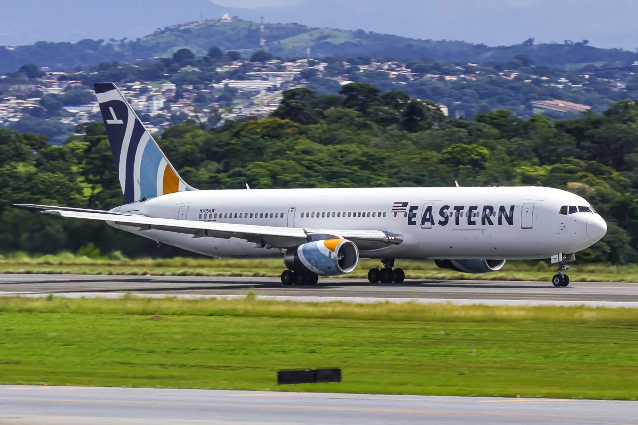 Avião com 73 brasileiros deportados dos Estados Unidos chega a Confins, na Grande BH