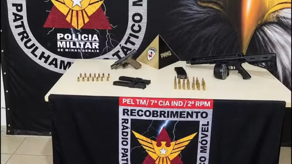 Fuzil, pistola e munições: suspeito de chefiar o tráfico é preso ao buscar filho na escola em MG