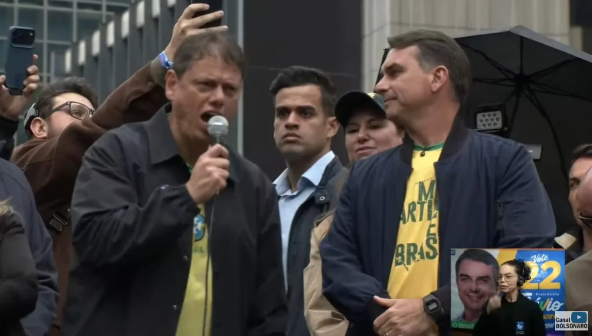 Tarcísio contraria Flávio Bolsonaro e cobra respeito ao resultado das urnas após derrota eleitoral