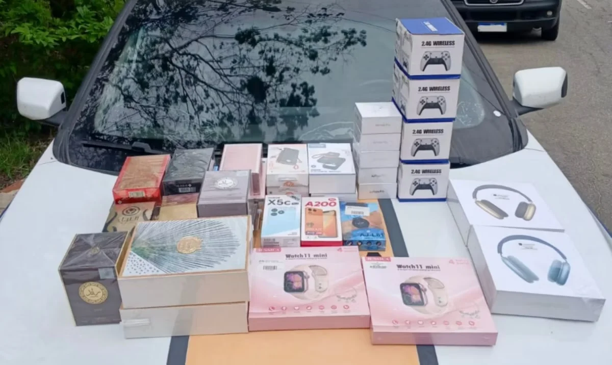 Dois ambulantes são presos com eletrônicos e perfumes importados sem nota fiscal em MG