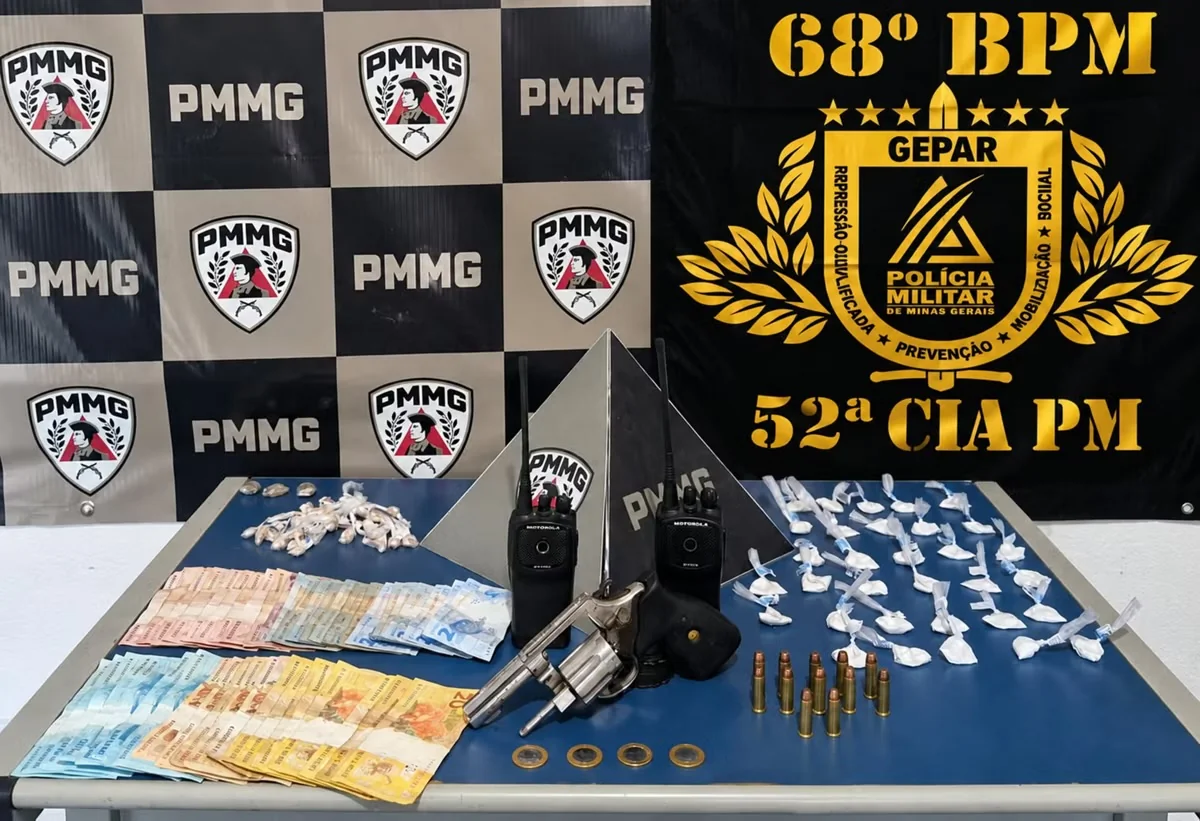 Revólver, cocaína e crack são apreendidos; dois adultos são presos e adolescente apreendido em MG
