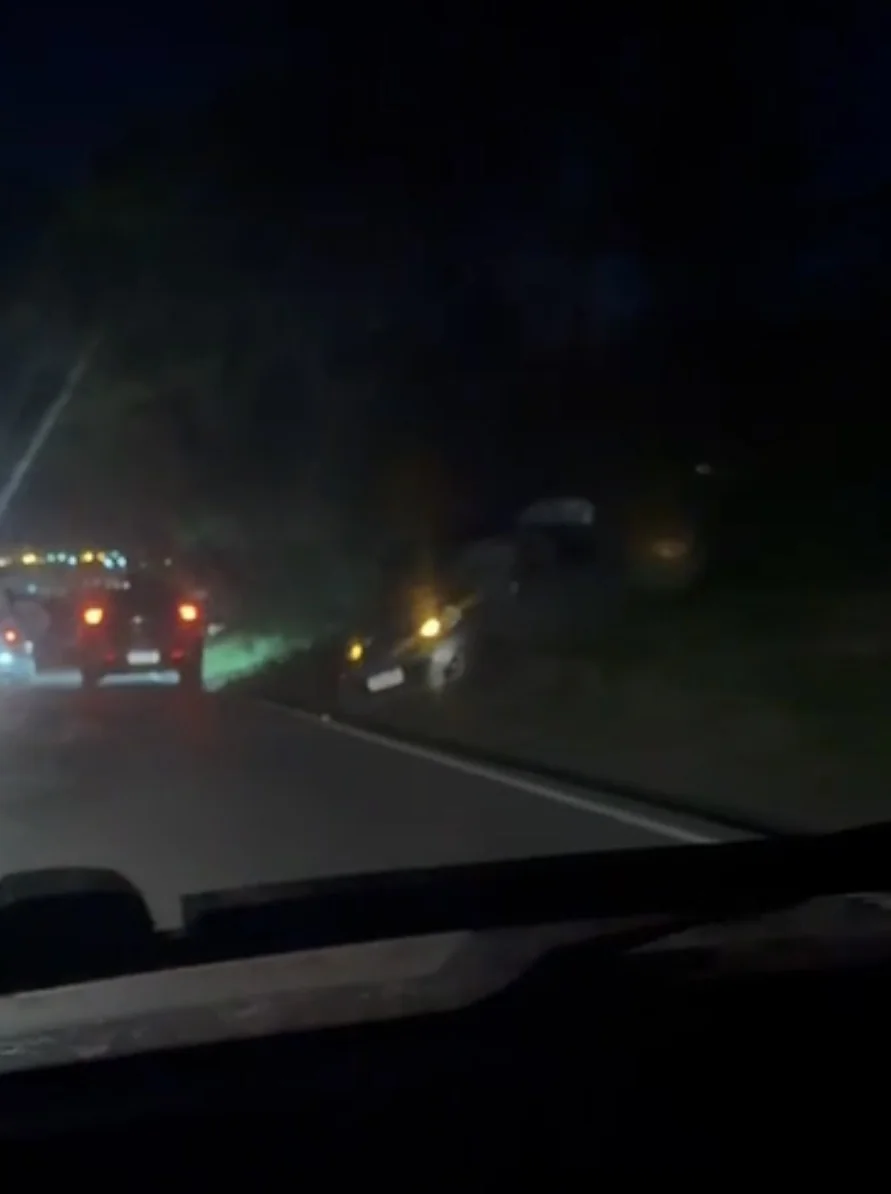 VÍDEO: Acidente na MG-424 deixa veículo fora da pista, em meio ao mato, em Pedro Leopoldo