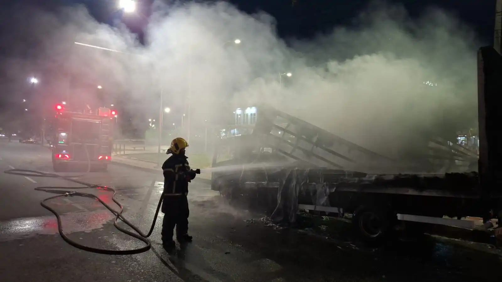 VÍDEO: Caminhão-baú é destruído por incêndio em praça de Contagem