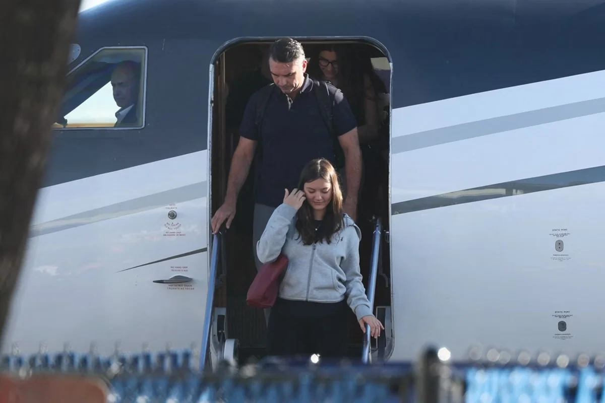 Reportagem aponta ajuda de aliados de Trump e Milei para Flávio Bolsonaro deixar a Argentina e chegar aos EUA