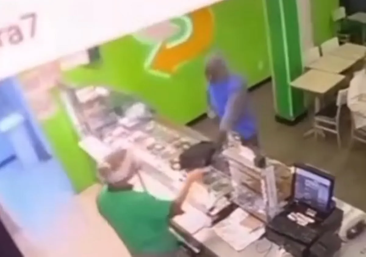Câmeras registram assalto a lanchonete; criminoso ameaça atendente e leva dinheiro em MG