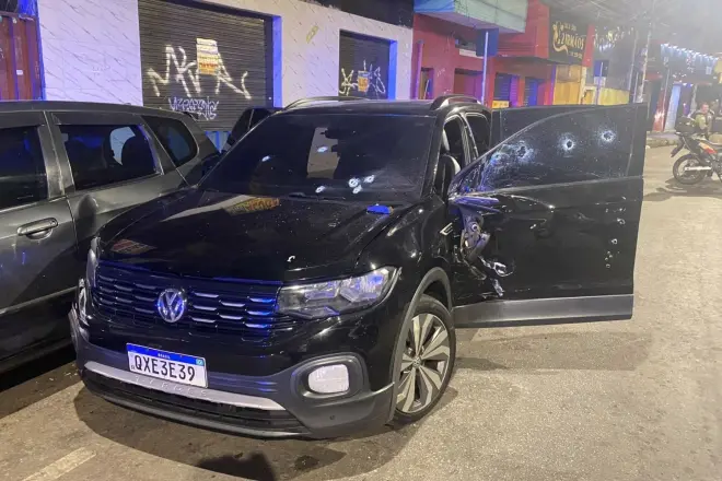 Jovem é baleado após ataque a tiros enquanto estava dentro de carro na RMBH