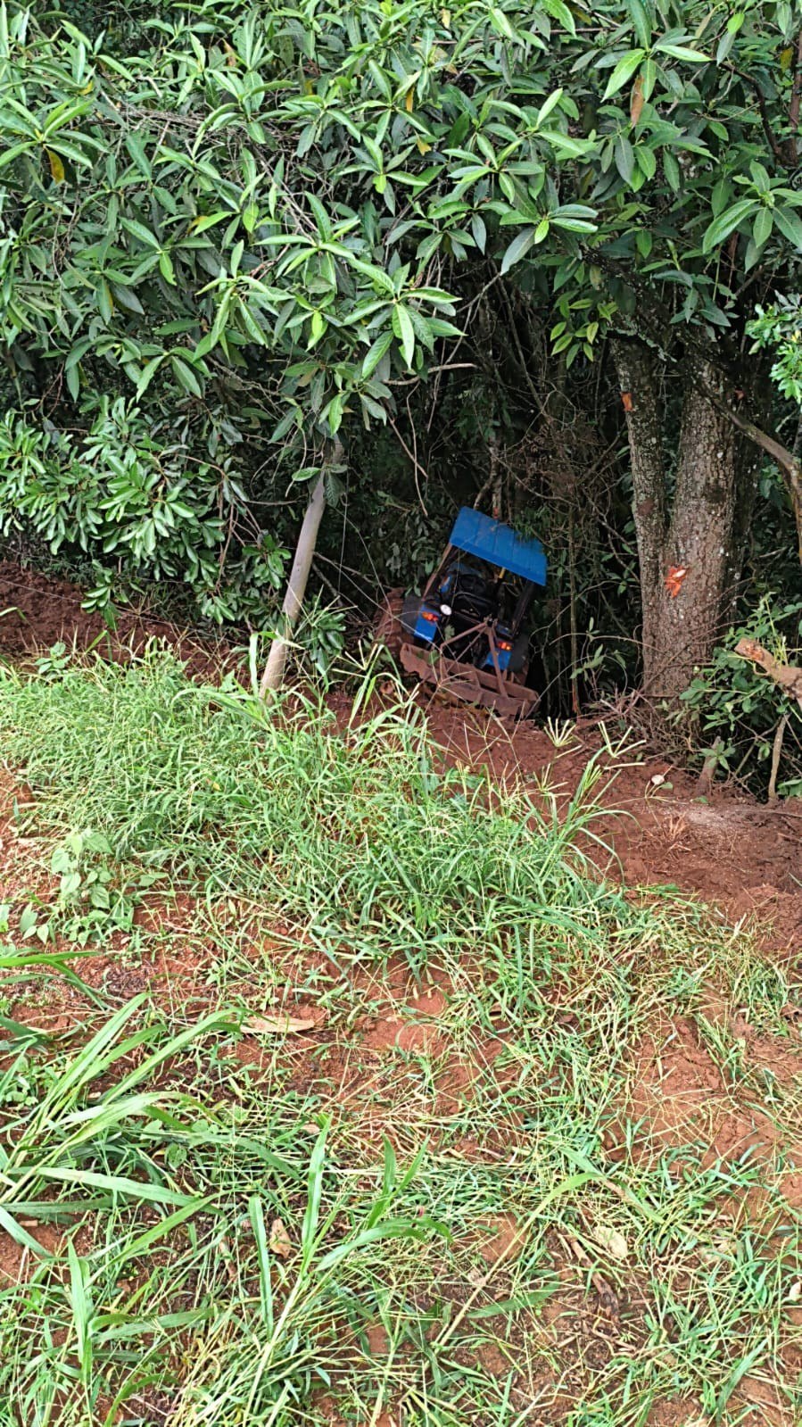 Adolescente de 17 anos morre prensado por trator em fazenda em Minas