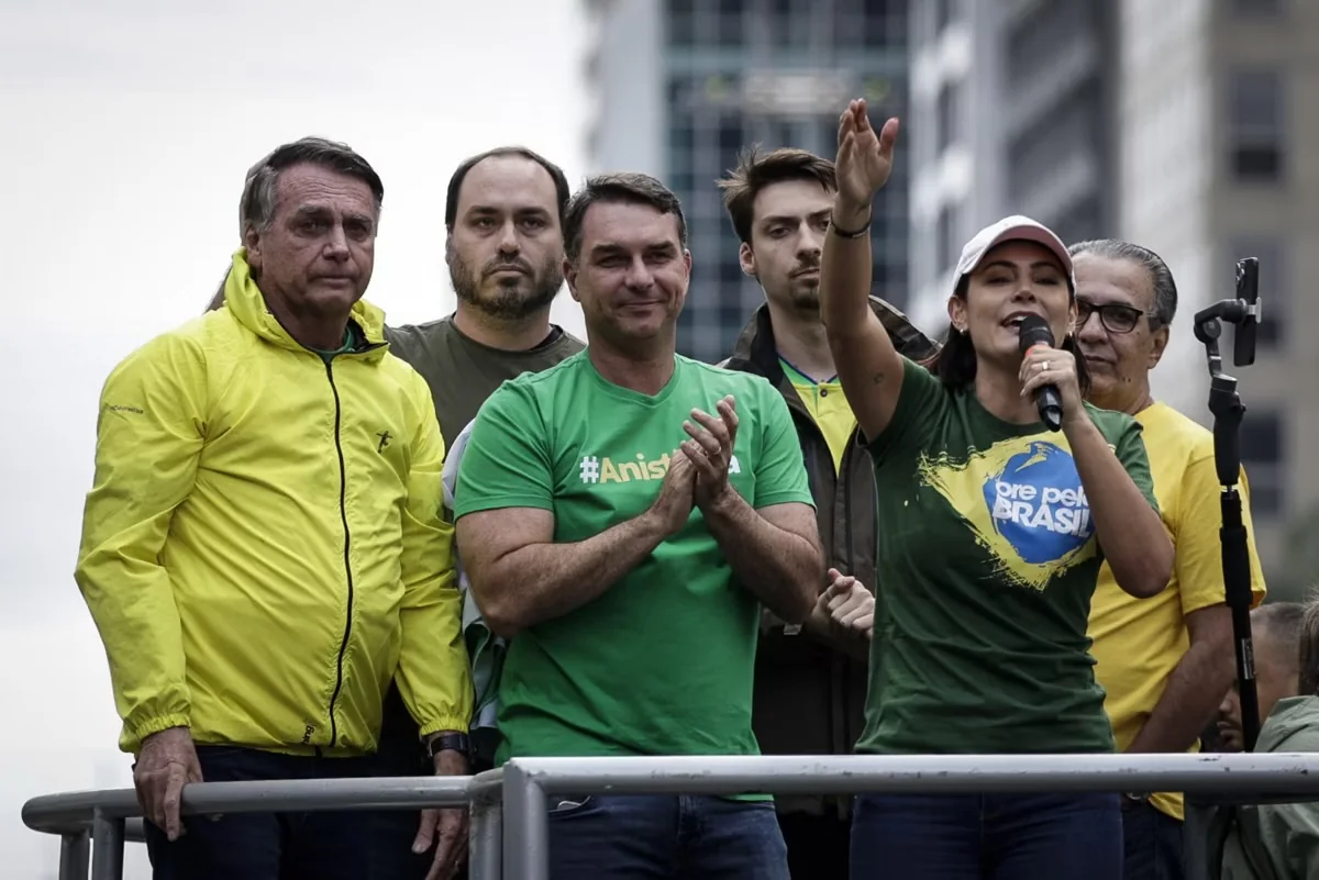 Michelle Bolsonaro pede união e diz que Jair Bolsonaro não quer procurar culpados após derrota de Flávio