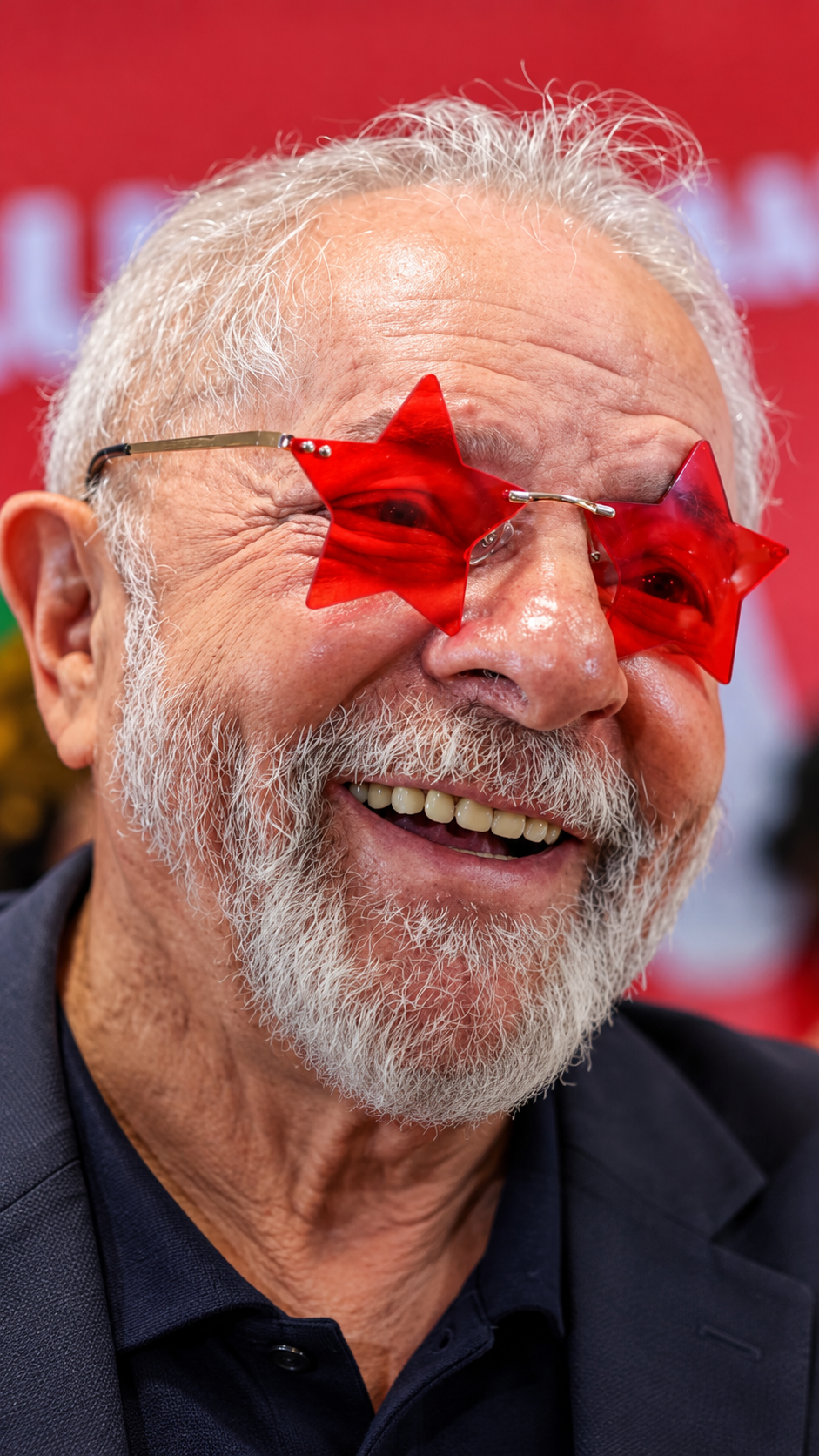 Óculos de estrela vermelha usados por Lula esgotam em lojas virtuais após vitória