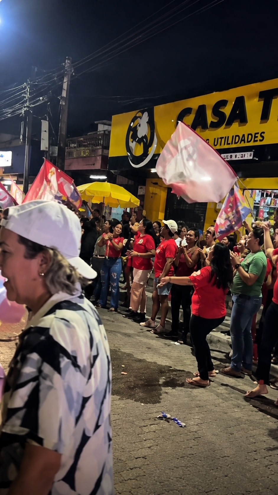 VÍDEO: Apoiadores comemoram reeleição de Lula no Centro de Pedro Leopoldo