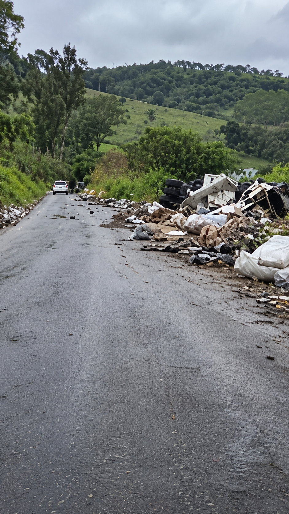 VÍDEO: Estrada entre Vespasiano e São José da Lapa vira lixão a céu aberto e revolta moradores