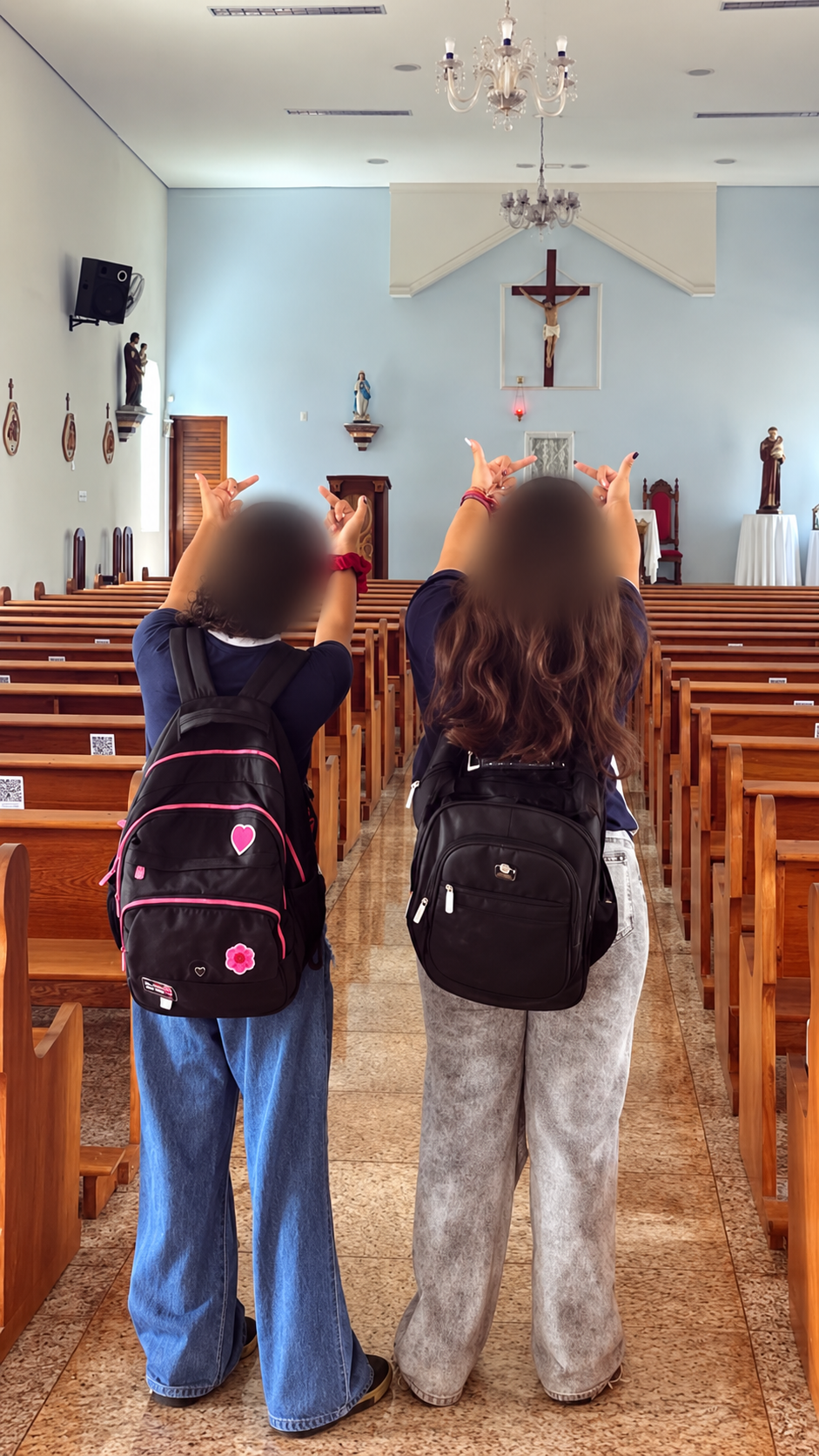 Foto de jovens fazendo gesto obsceno dentro de igreja repercute em Prudente de Morais