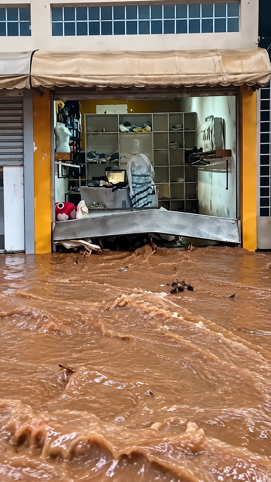 VÍDEO: Lama invade loja e comerciante perde praticamente tudo após forte chuva em Pedro Leopoldo