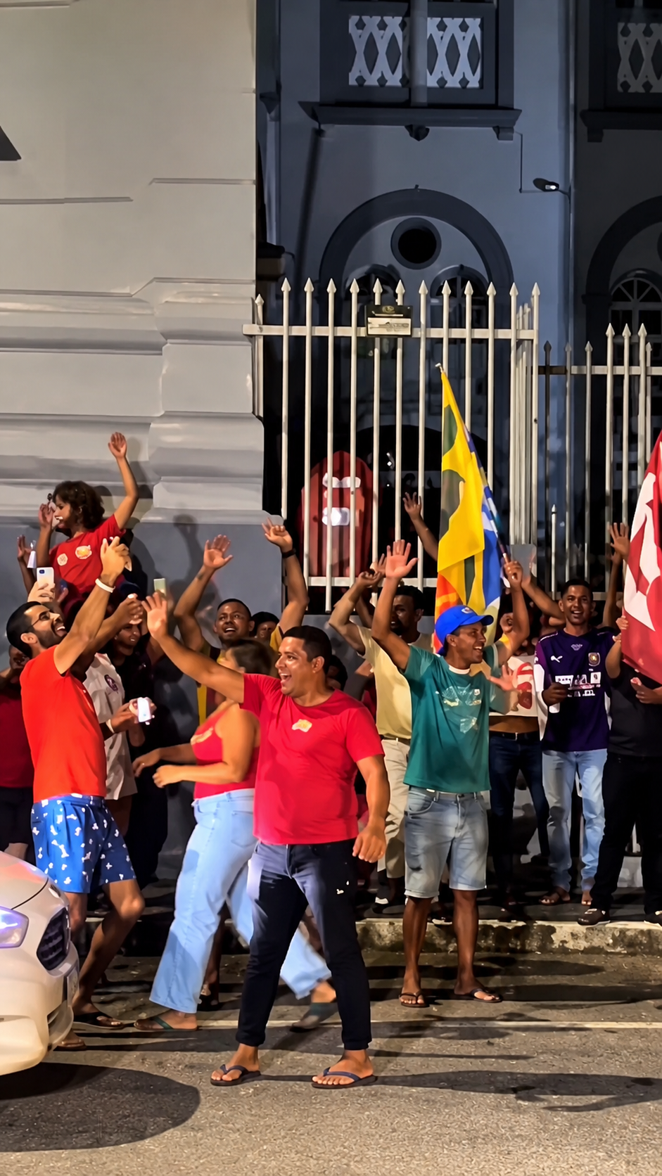 VÍDEO: Matozinhos tem festa na Praça Bom Jesus após vitória de Lula