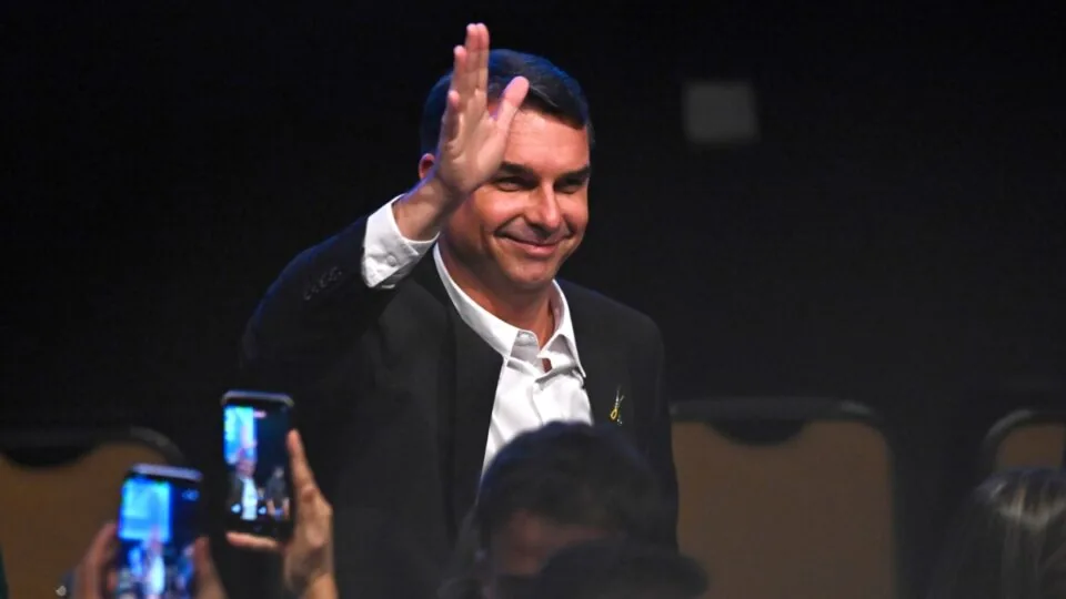 Flávio Bolsonaro chega a 47,29% e supera Lula em Matozinhos