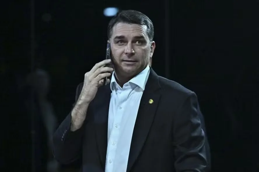 Flávio Bolsonaro é intimado pela PF a entregar passaportes por ordem de Moraes