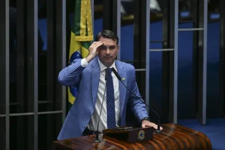 Autoridades americanas confirmam ida de Flávio Bolsonaro aos EUA, diz agência