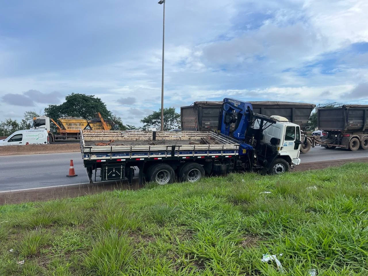 VÍDEO: Carreta atinge carro após desviar de caminhão parado no Anel Rodoviário de BH