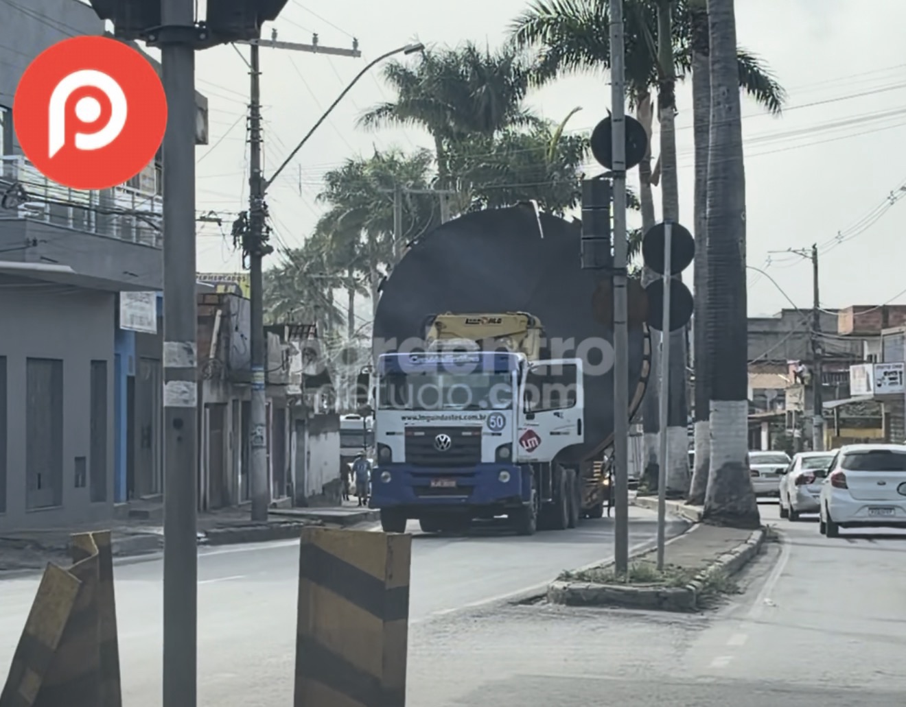 VÍDEO: Carreta com peça gigante derruba fios e provoca congestionamento em avenida de Matozinhos