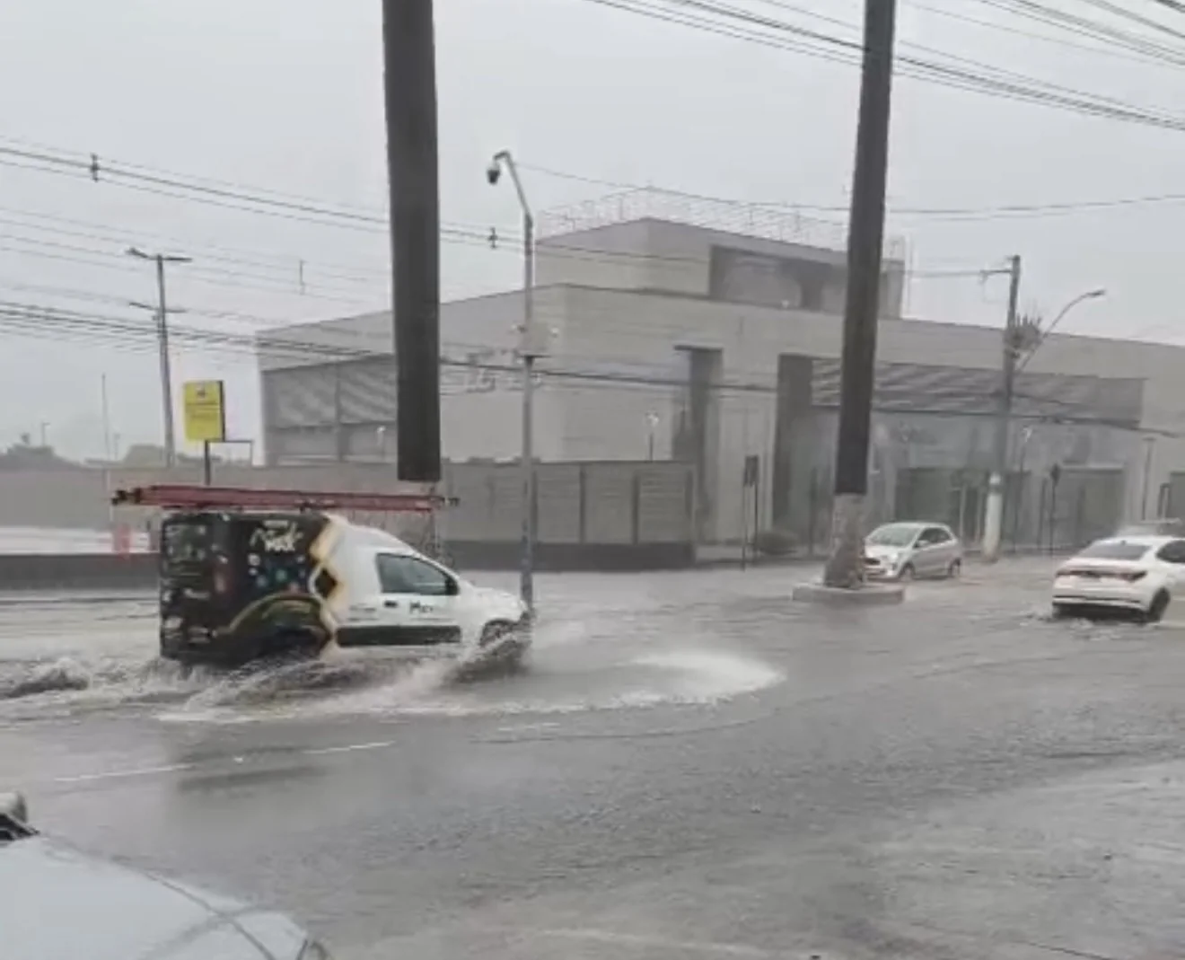 VIDEO: Avenida Caio Martins, principal via de Matozinhos, fica alagada após forte chuva