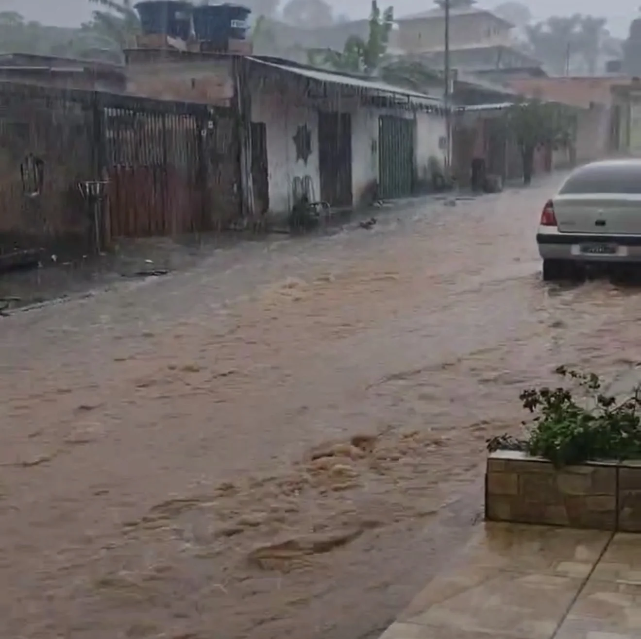 VÍDEO: Rua Maranhão vira um rio durante forte temporal em Matozinhos