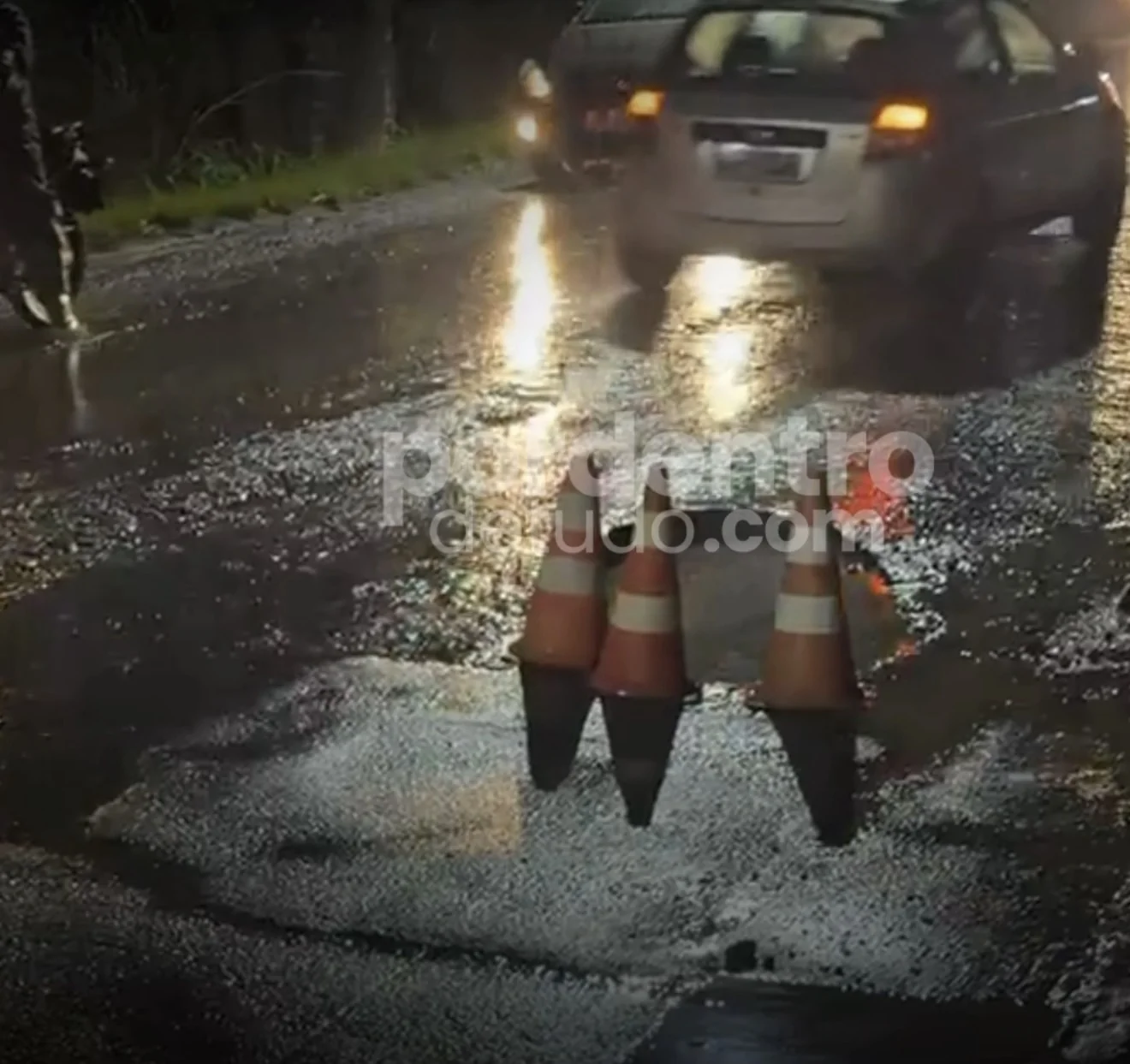 Buraco no meio da pista causa danos a veículos na Avenida Camilo Alves, em Pedro Leopoldo