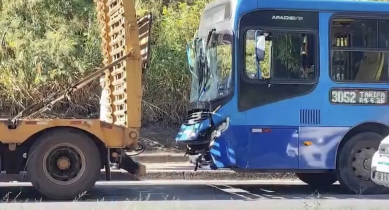 VÍDEO: Ônibus bate na traseira de carreta e deixa 12 feridos em BH
