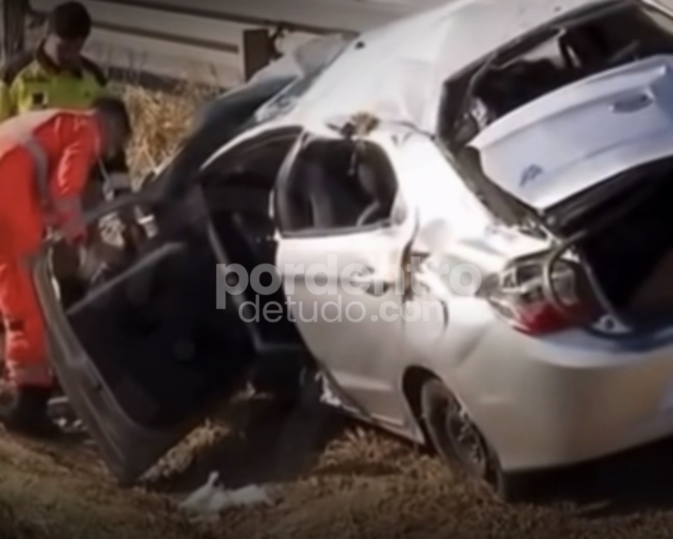 VÍDEO: Pneu estoura, carro capota e motorista fica ferido na MG-424