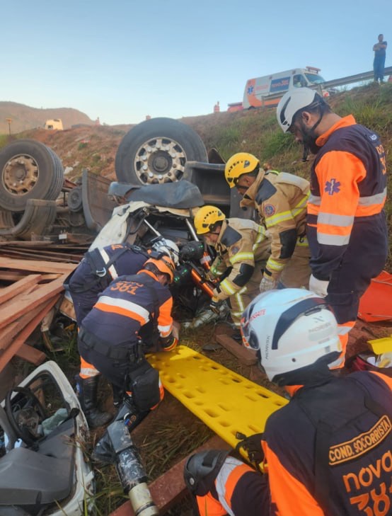 Motorista de 62 anos fica preso às ferragens após acidente com caminhão na BR-381