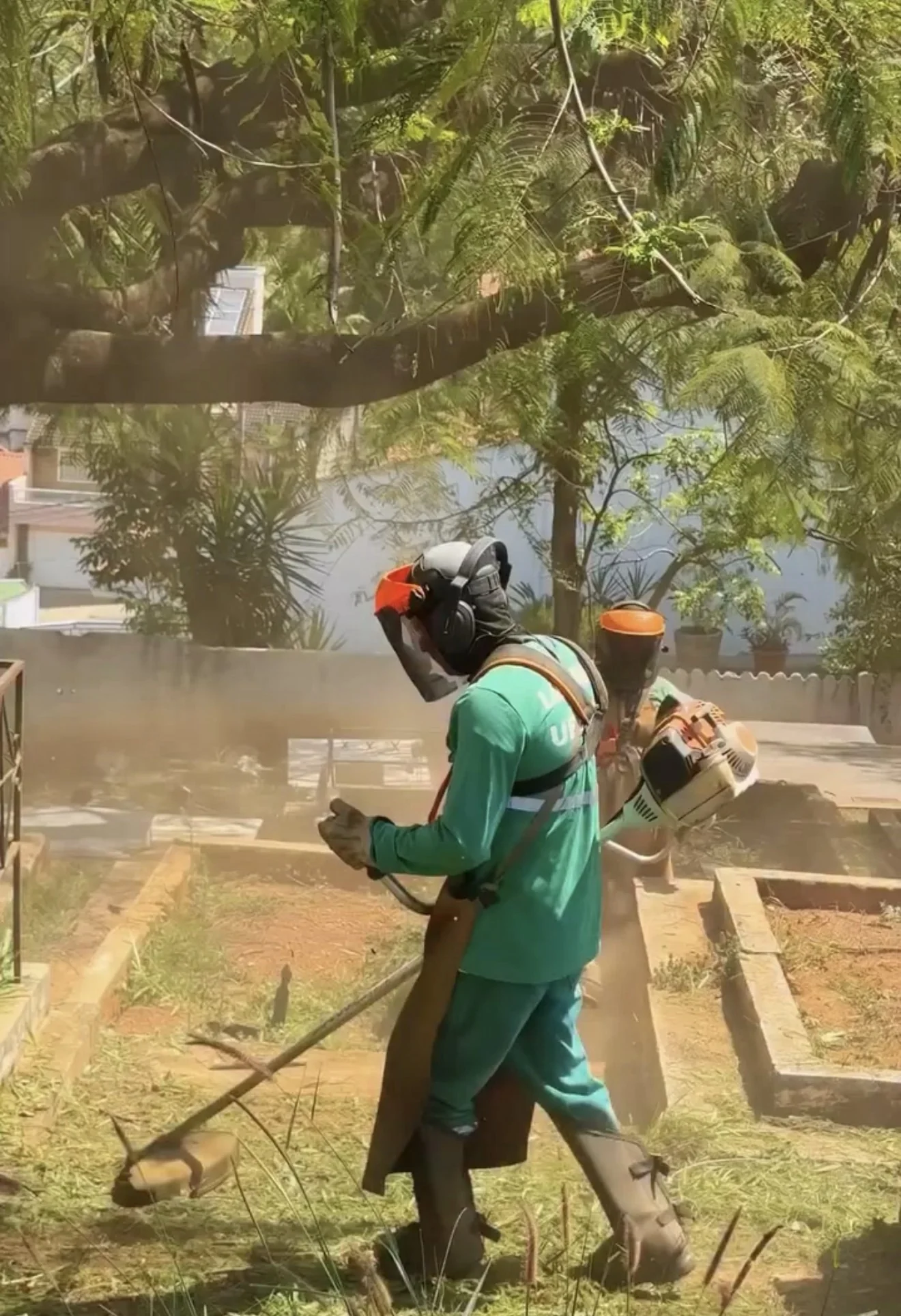 VÍDEO: Prefeitura realiza limpeza e manutenção no Cemitério Central de Pedro Leopoldo