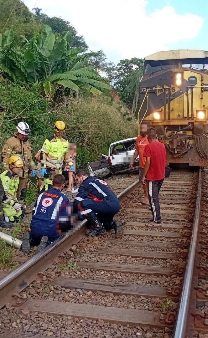 Colisão entre carro e trem deixa um homem morto e outro gravemente ferido