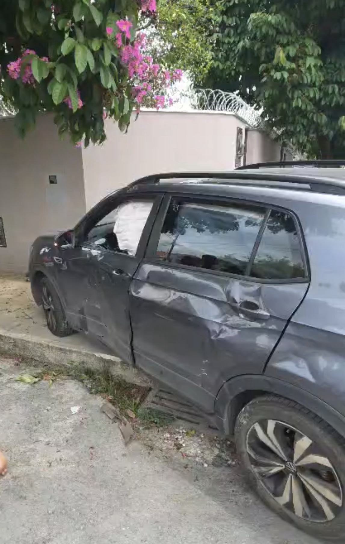 VÍDEO: Acidente entre moto e carro deixa motociclista ferido no Centro de Pedro Leopoldo