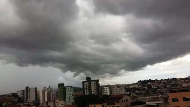 RMBH pode ter chuva, raios e rajadas de vento neste domingo de eleição