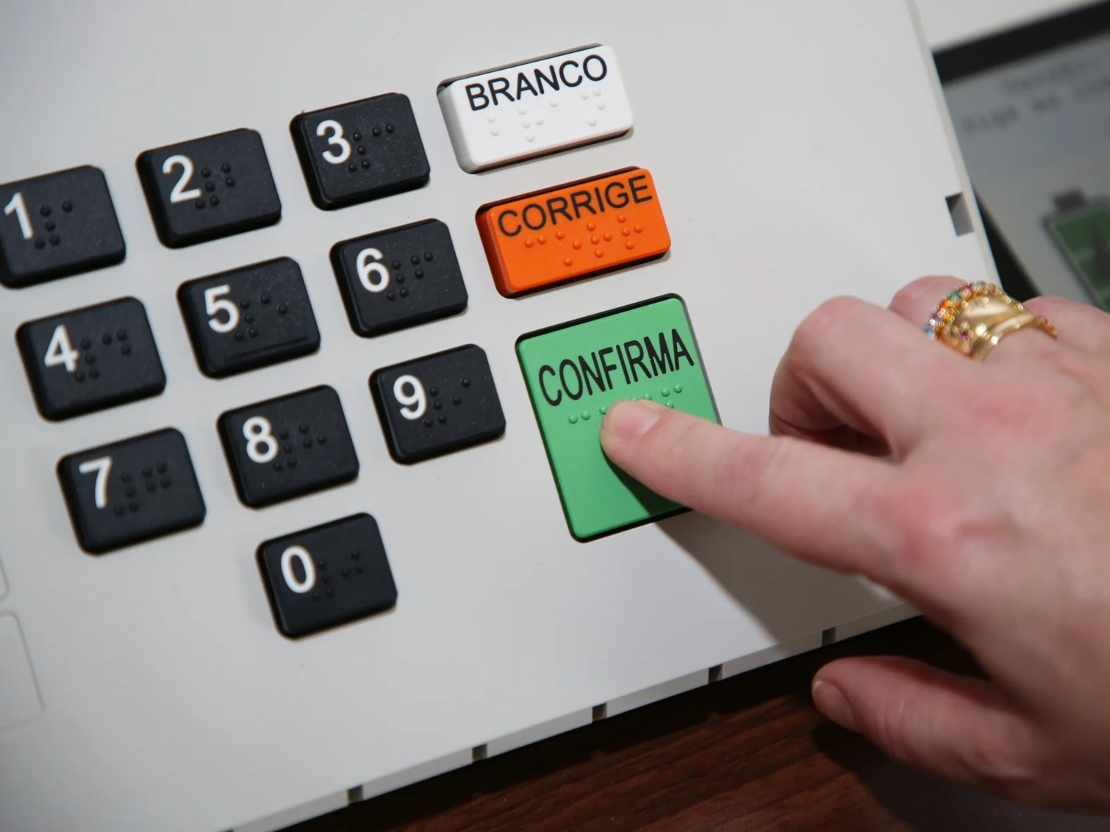 Trabalhadores de serviços essenciais podem se ausentar para votar sem desconto salarial